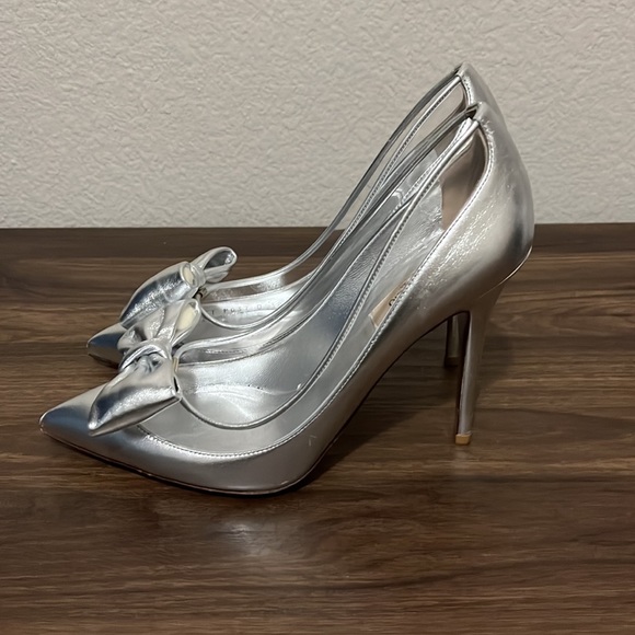 VALENTINO WOMEN'S LEATHER METALLIC DOLLYBOW PUMPS SILVER - Picture 5 of 16